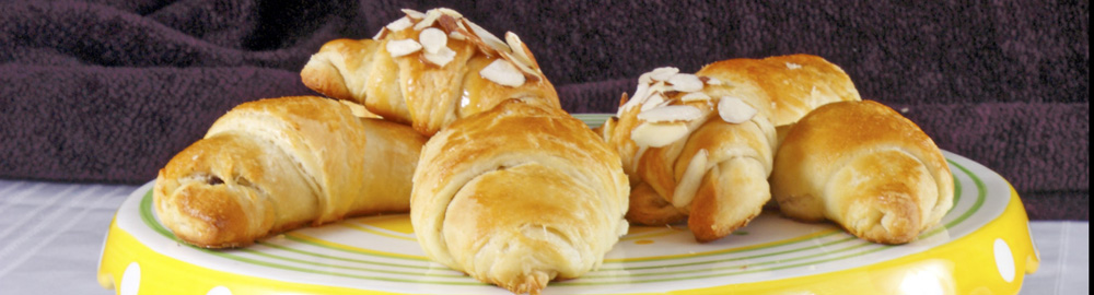 Daring Bakers' Challenge: Nutella, chocolate, honey caramel, almond and blueberry croissant